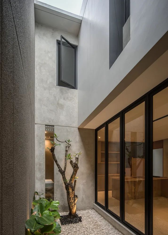 印尼 CJ House | 紧凑现代绿色住宅-16