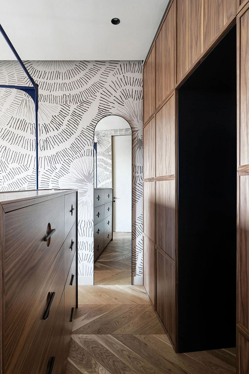 多彩不规则布局公寓，大胆壁纸打造现代时尚空间-16