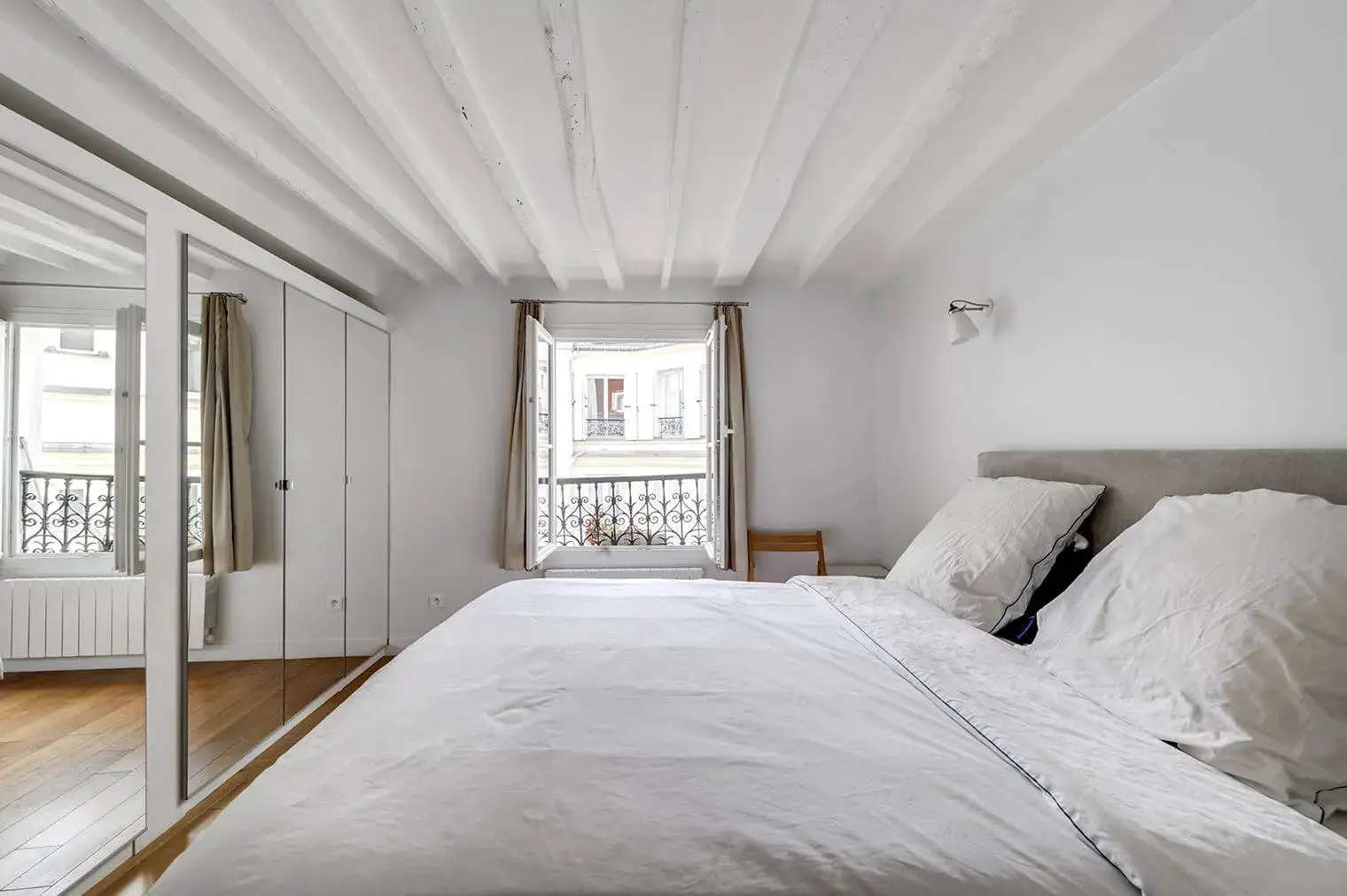 巴黎老建筑中焕然一新的家庭公寓设计-11