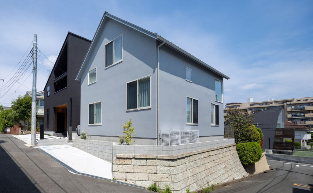 屋根形状とレベル差を活用　家族がゆるやかにつながる屋根裏のような居住空間 | Style of Life | 100%LiFE-11