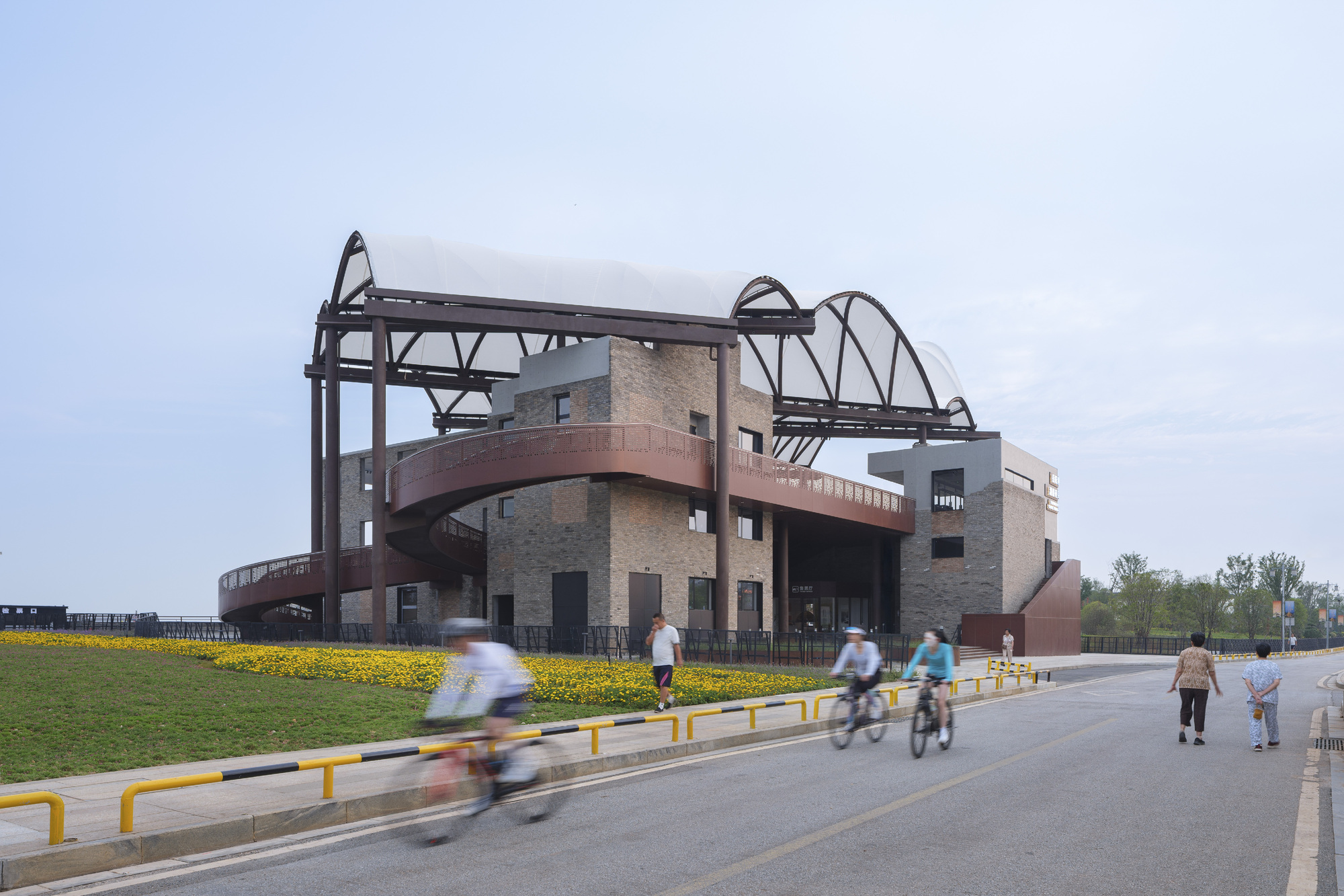 Yueyang Hualinggang Pier Tourist Center / WANG HUI | URBANUS-36
