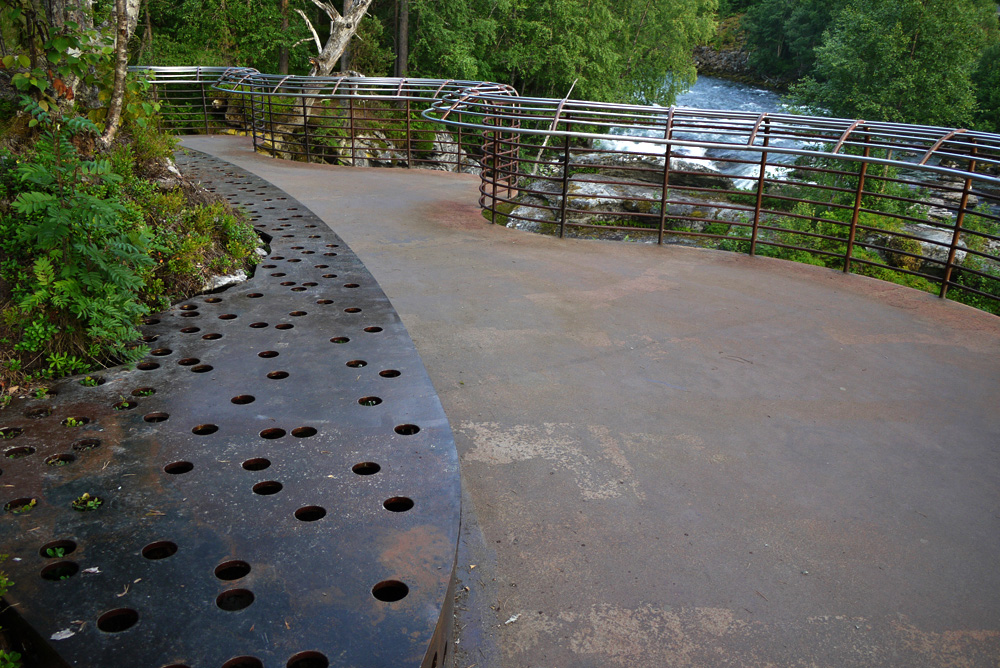 景区悬挑在悬崖上的桥-2