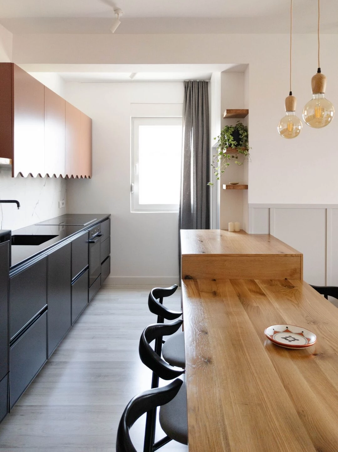 逃离现实的黑色厨房·Rozë 公寓丨普里什蒂纳-34