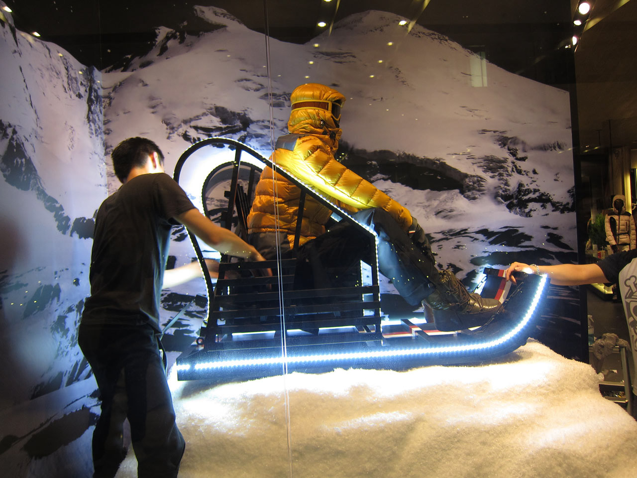 盟可睐 2011 秋冬狗拉雪橇橱窗-5