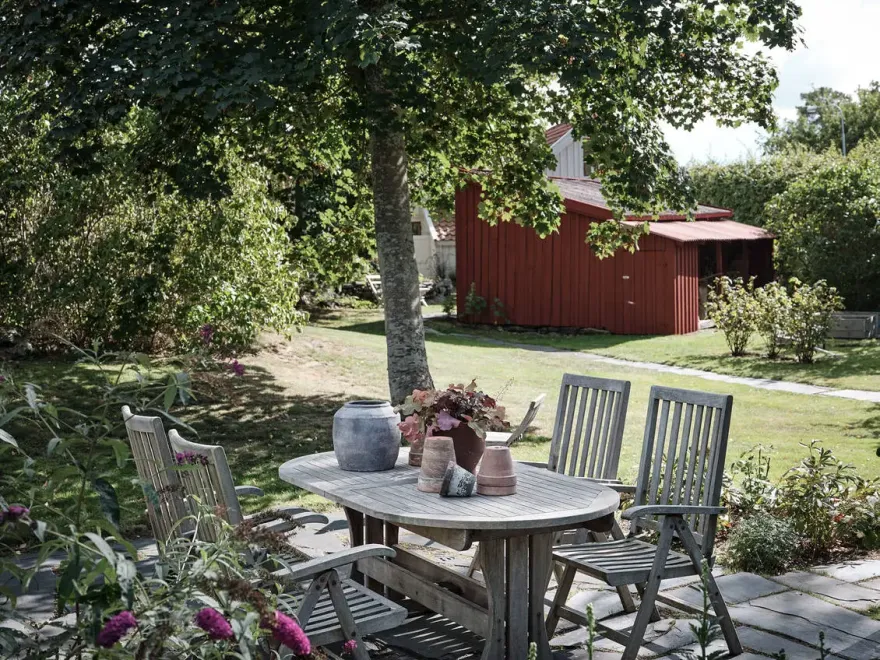 瑞典 19 世纪乡村风情木屋,白色内饰与田园风光完美融合-30