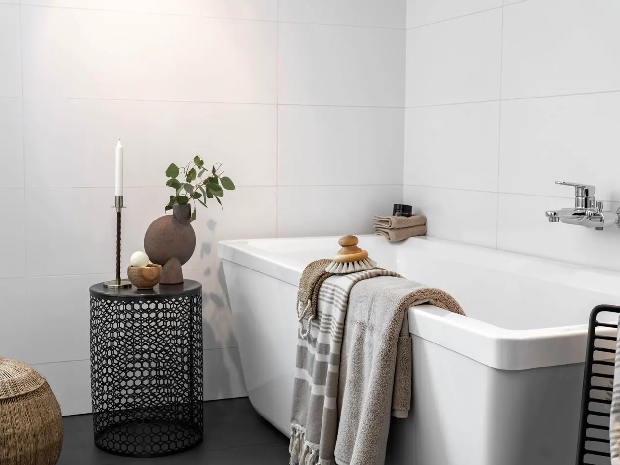 瑞典高山现代暗色调住宅设计-18