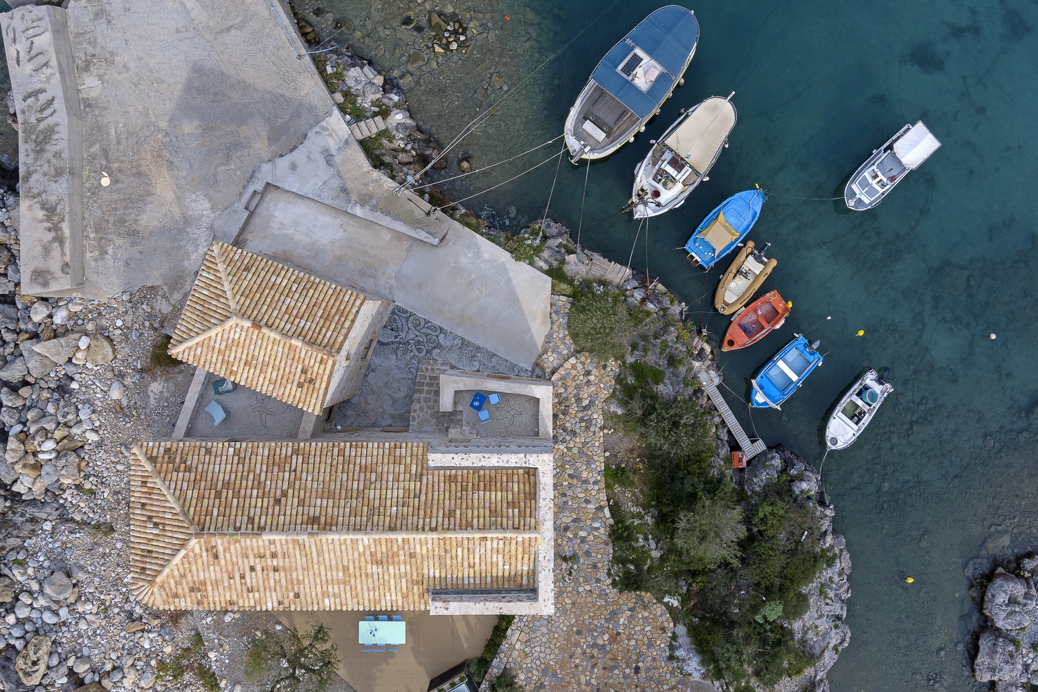 希腊 Kardamili 海滨历史建筑的现代重生丨Etsi Architects-14