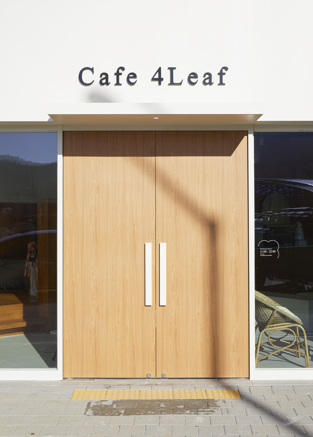 首尔 CAFÉ 4LEAF | 极简白的小清新咖啡厅设计-21