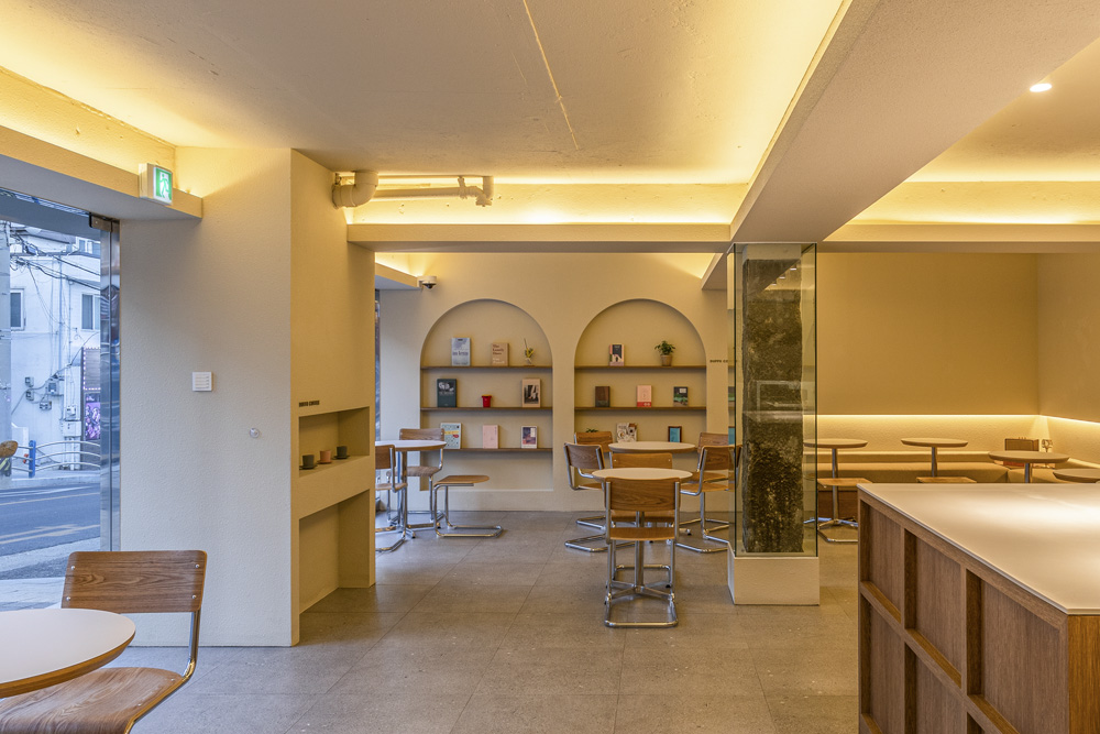 温暧的 18 坪咖啡厅设计 | 白色与木质的温馨空间-6