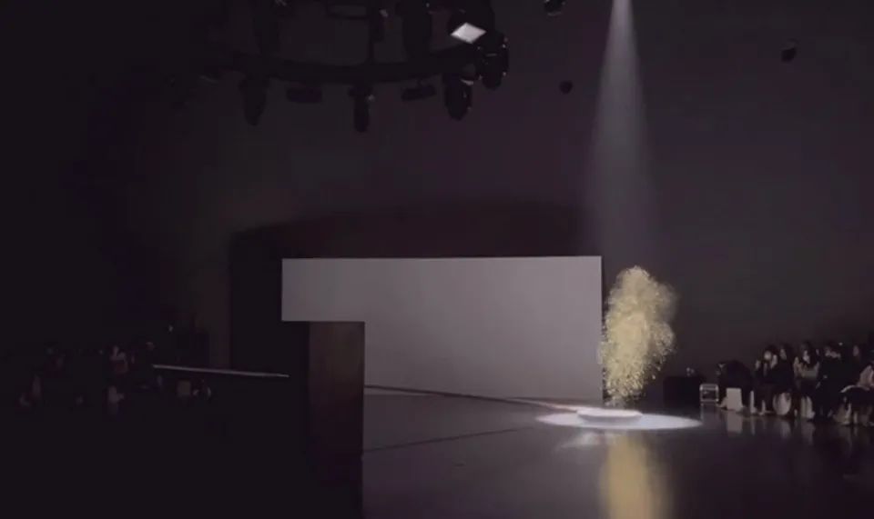 失衡针 · 建筑与时装的科技艺术碰撞丨中国上海丨好似飞行-40