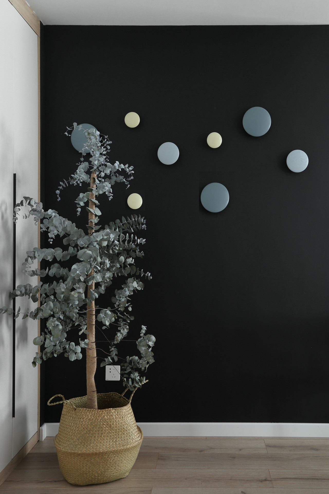 成都 110 平灰色调家居设计，开放式厨房与明亮色彩的完美融合-6