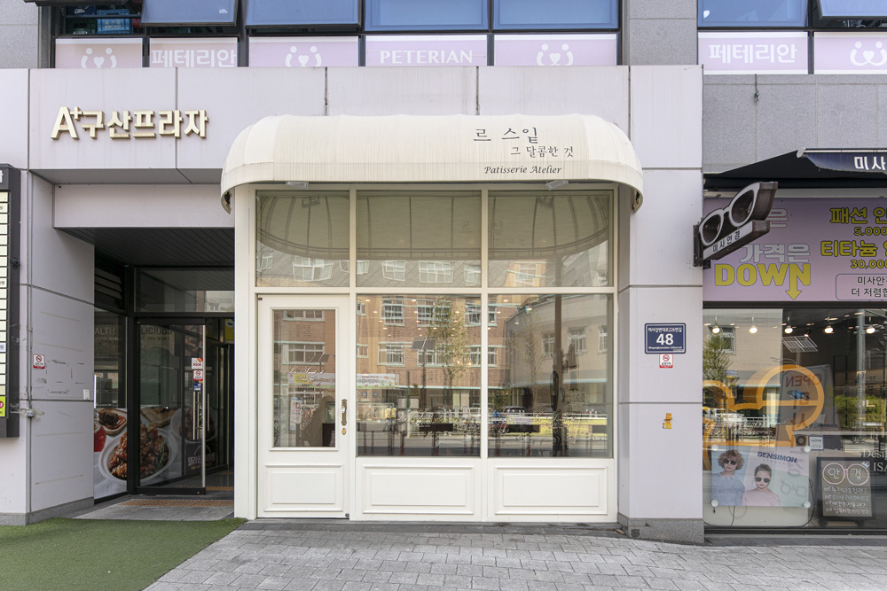 白色与木色交融，极简主义的餐厅设计-2