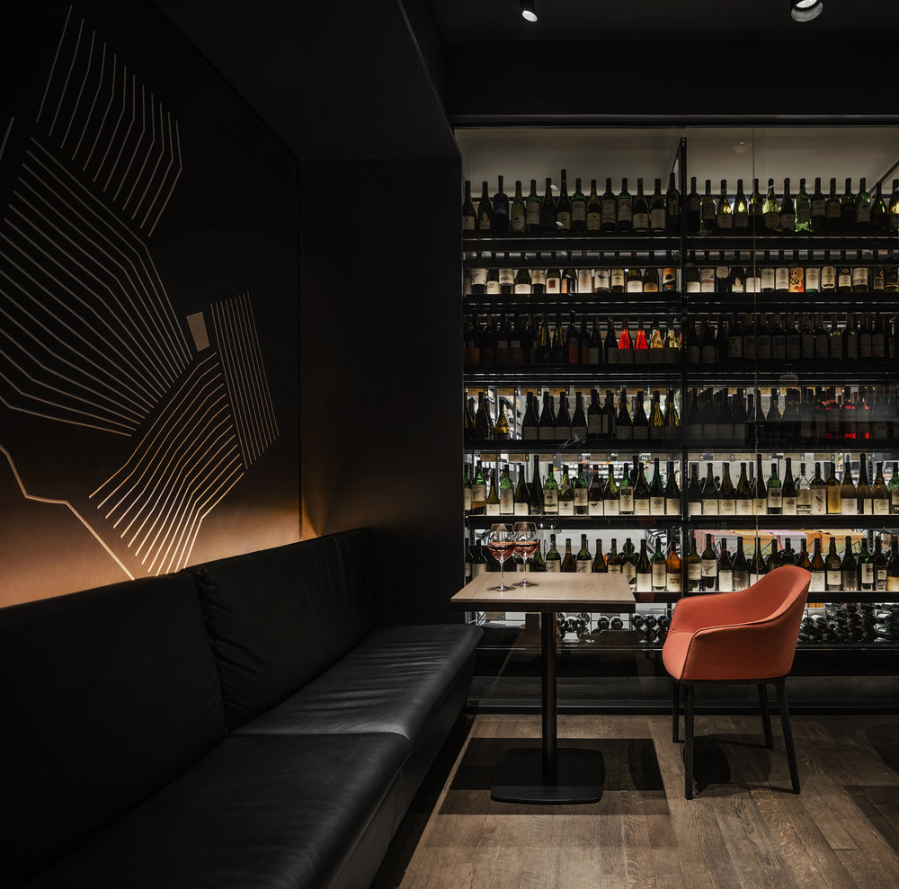 玻璃墙隔绝繁忙，温暖灯光映照品酒空间-11