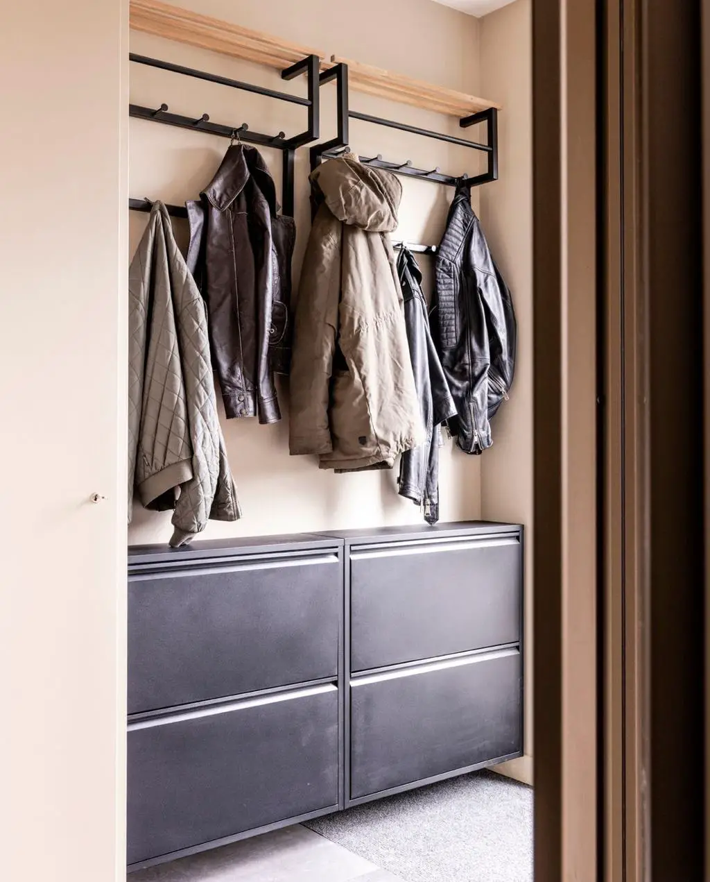 荷兰家庭暖意新居，现代风格融合设计师巧思-12