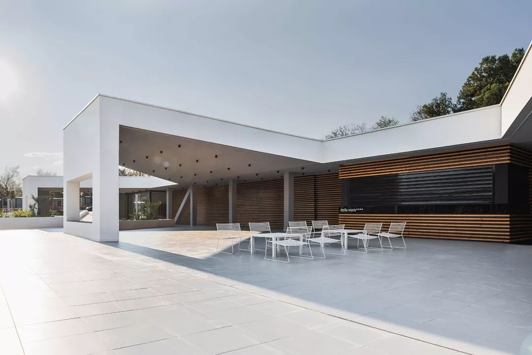 克罗地亚 Stella Maris 营区泳池综合体 | 自然与设计的完美融合-19