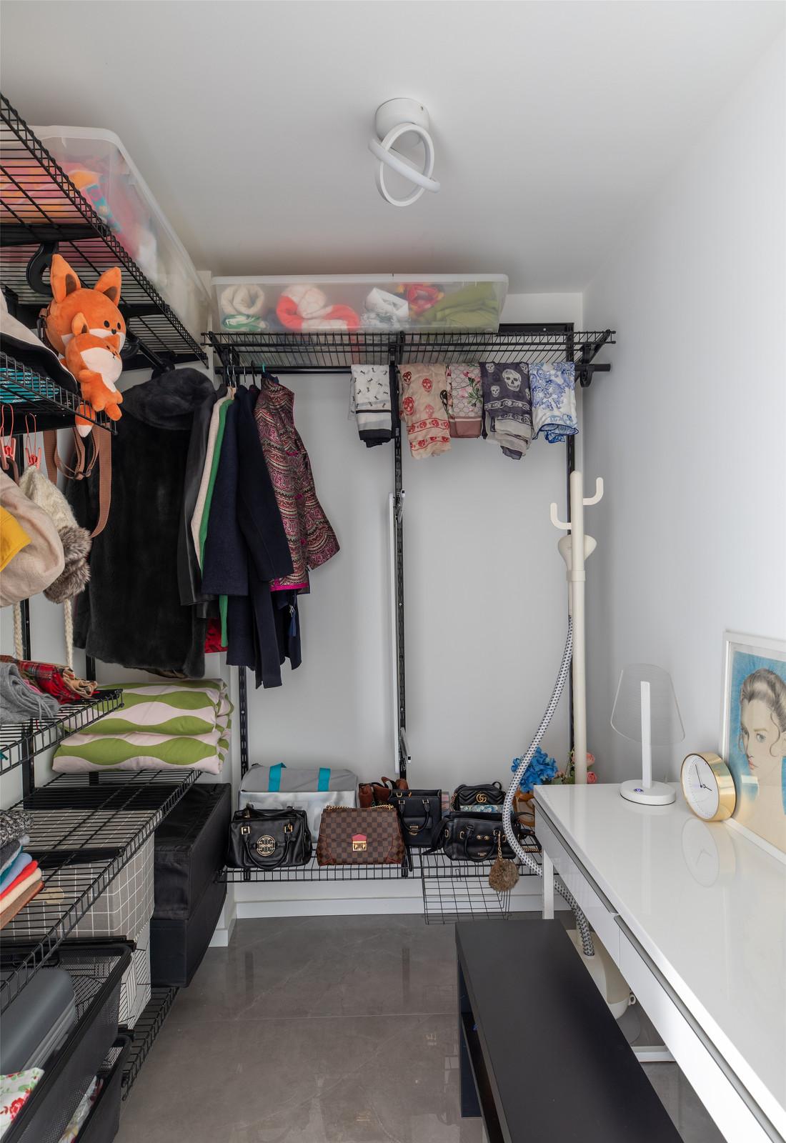 悬浮壁柜打造多彩客厅-32