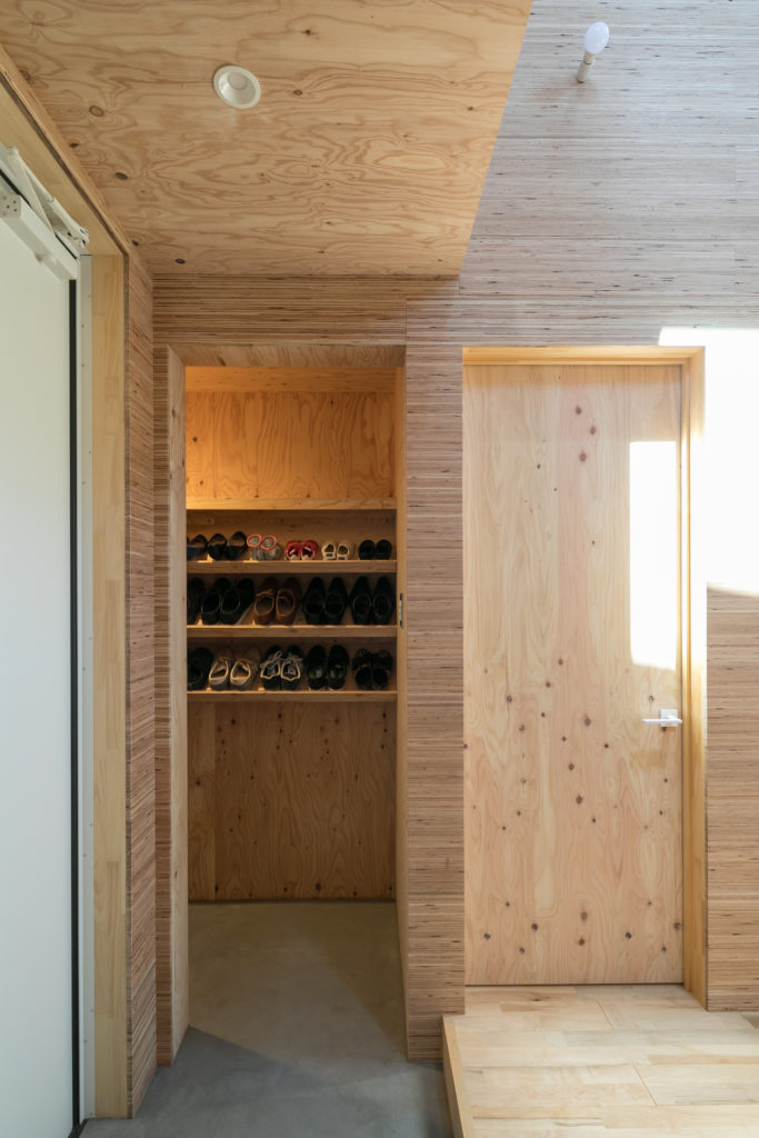 「大きな穴」が空間と家族をつなげる上下階をつなぐ吹き抜けがもたらす一体感温もりと開放感のある住まい | Style of Life | 100%LiFE-3