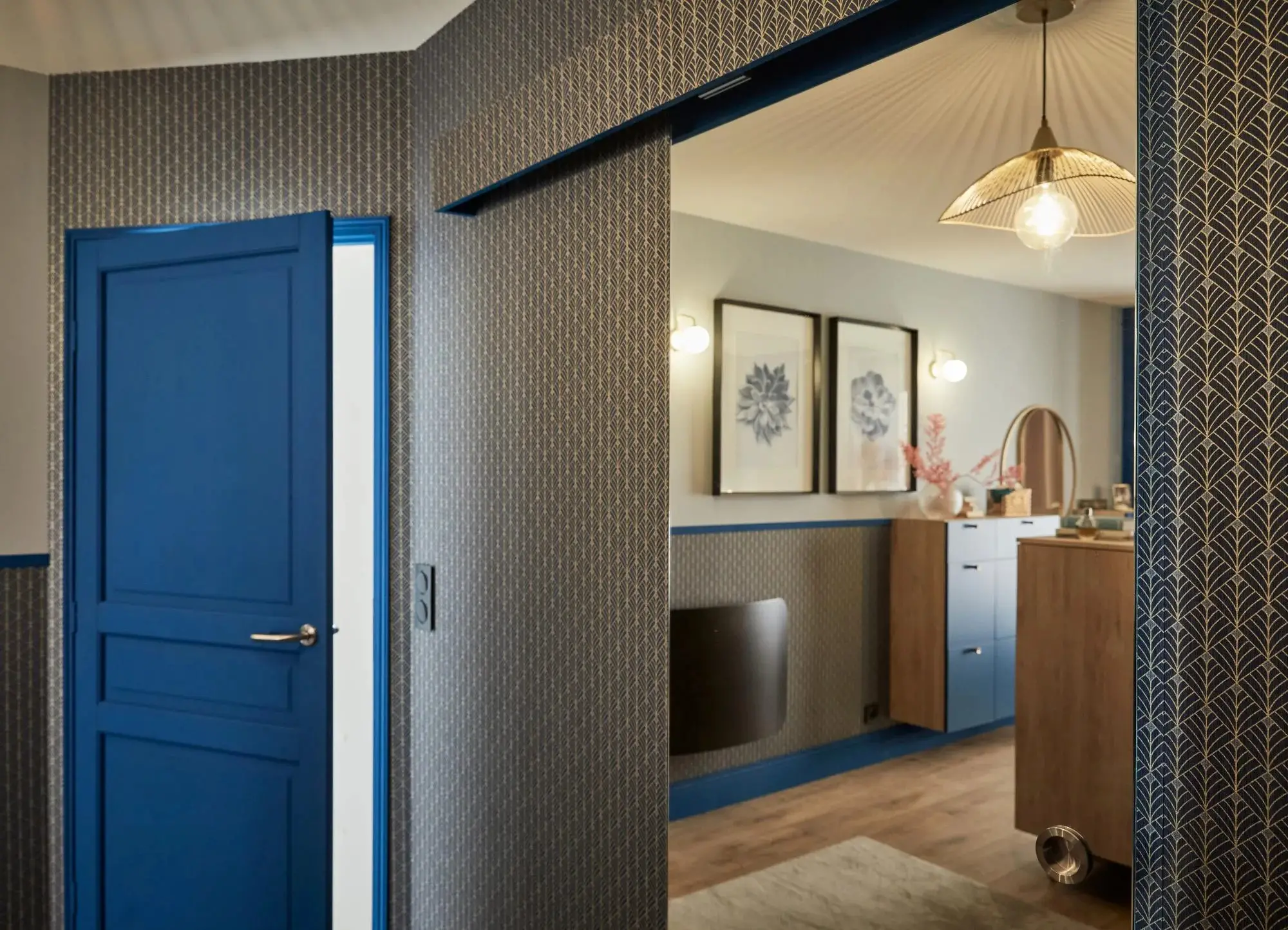 20m2 卧室里的艺术装饰开放式蓝色衣橱-10