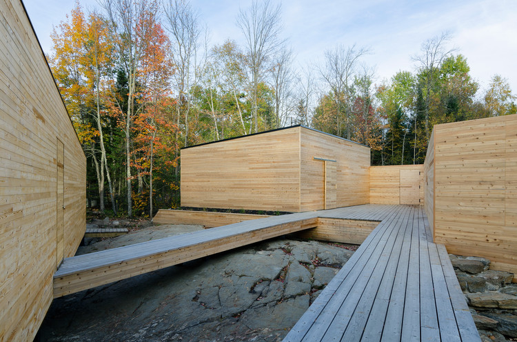 加拿大湖边“吻线”豪宅-15