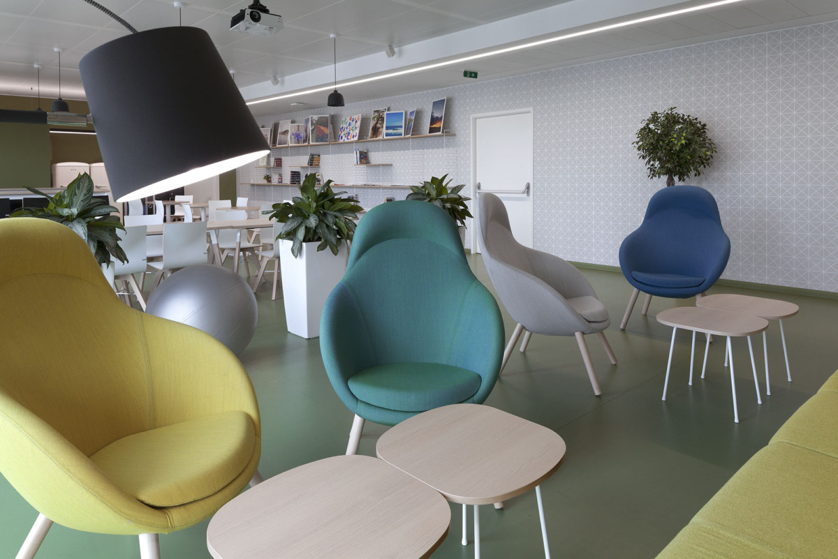 神秘制药公司在保加利亚的活力办公空间-14