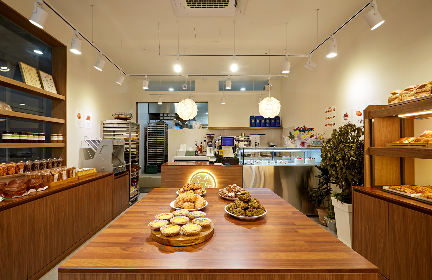 白色与木色交融的 16 平米极简主义室内设计-6