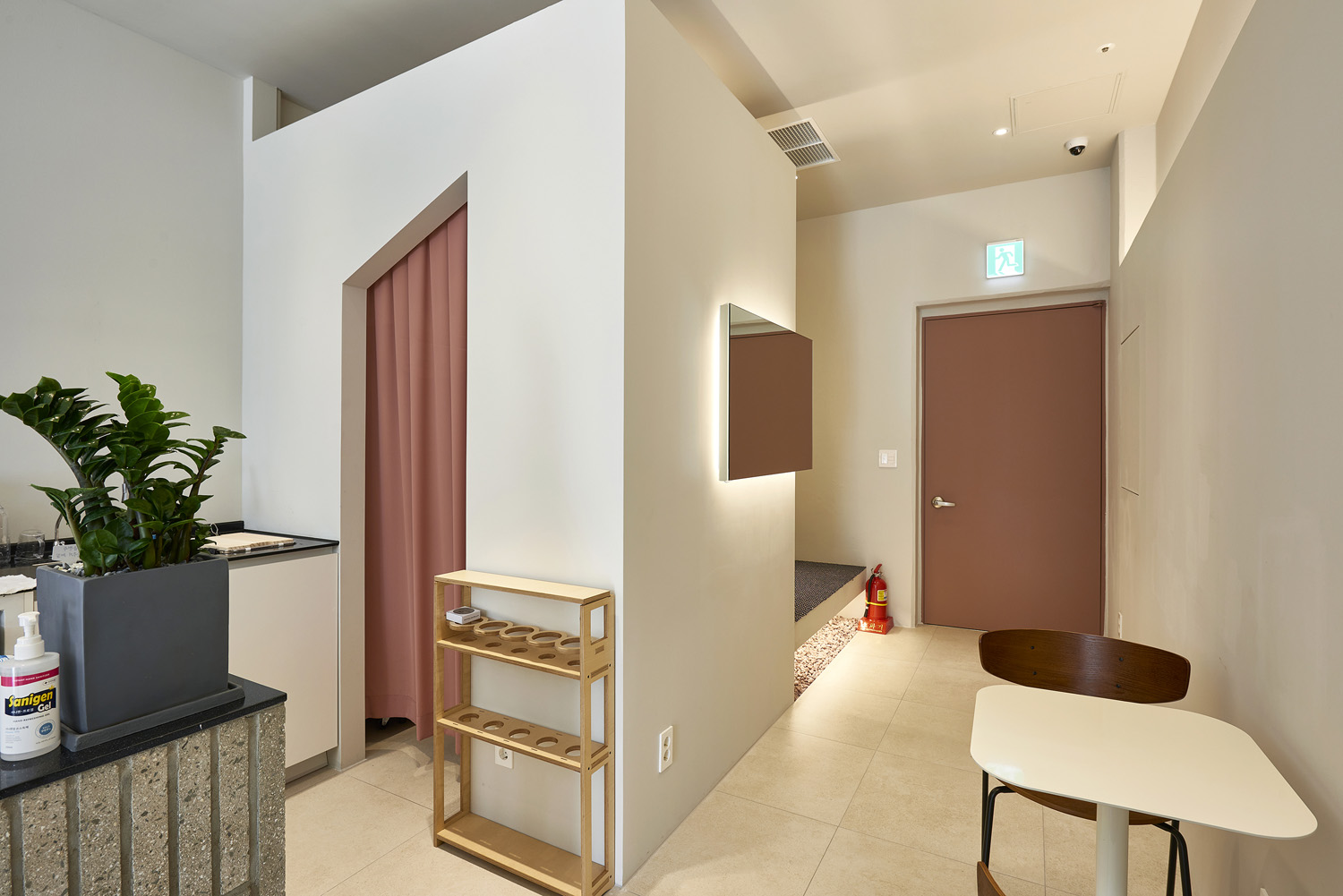 白色极简设计的 12 平小户型咖啡厅-10