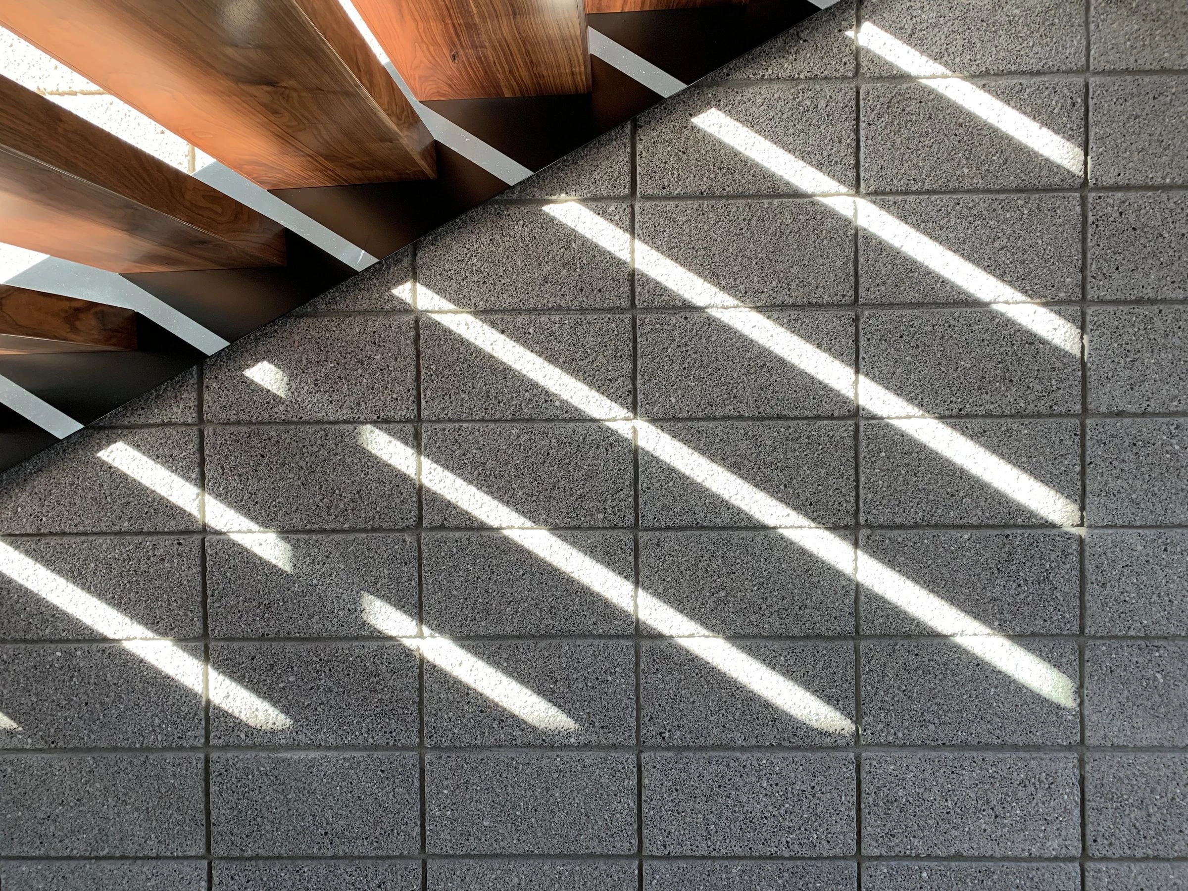 亚利桑那州斯科茨代尔的 Troon 现代住宅，融入自然的几何之美-16