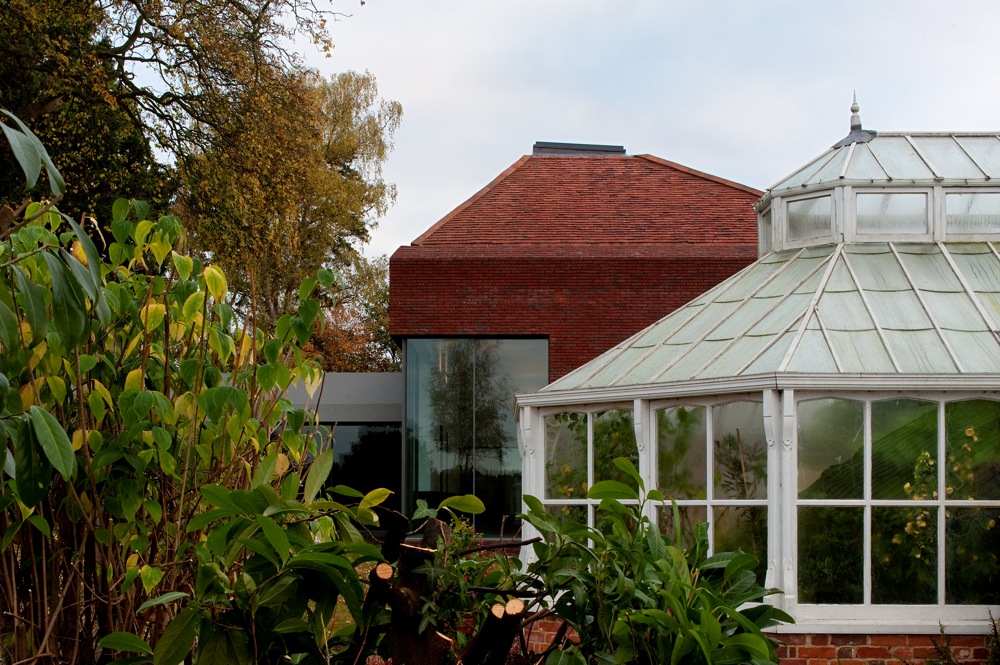 保罗·奥建筑事务所打造白金汉郡室内游泳池现代砖房-11