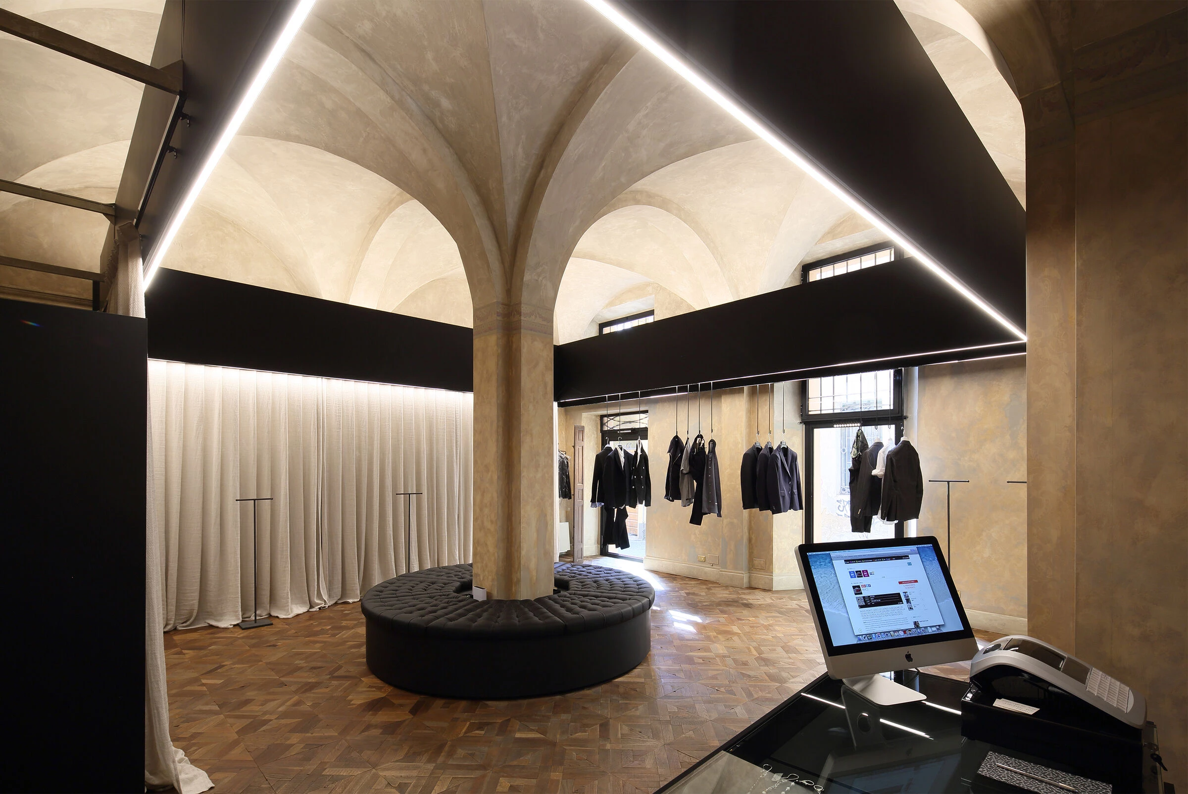 Reggio Emilia 服装店室内设计丨意大利雷焦艾米利亚-15