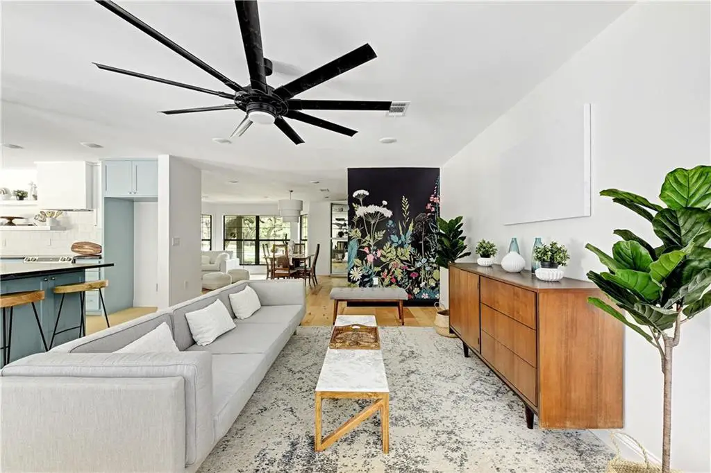 个性墙纸打造独特餐厅，翻转德州住宅视觉体验-5