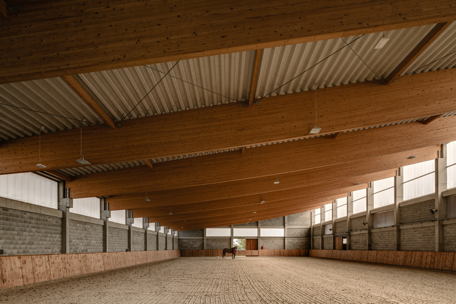 乡村马厩的现代诠释丨波兰丨KWK Promes-10