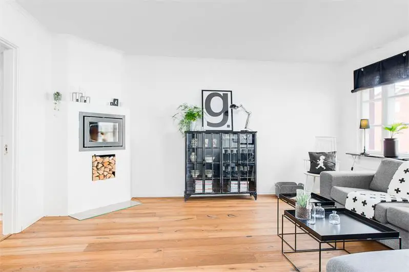 灰黑工业风厨房 | 完美融合 Tolix 钢椅与金属黑墙灯-13