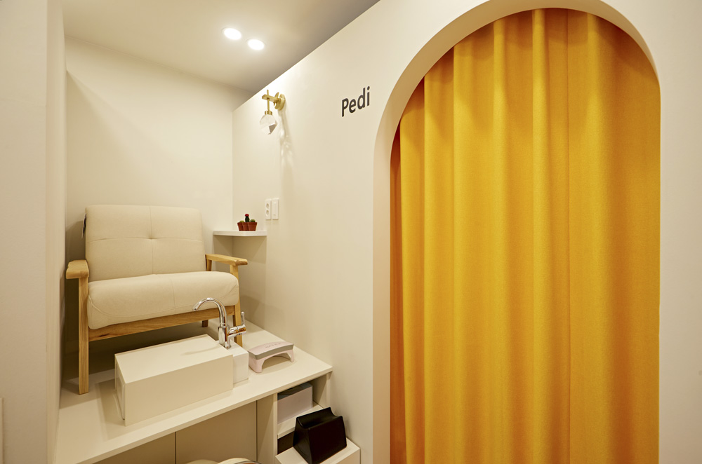 白色简约小型指甲沙龙设计-6