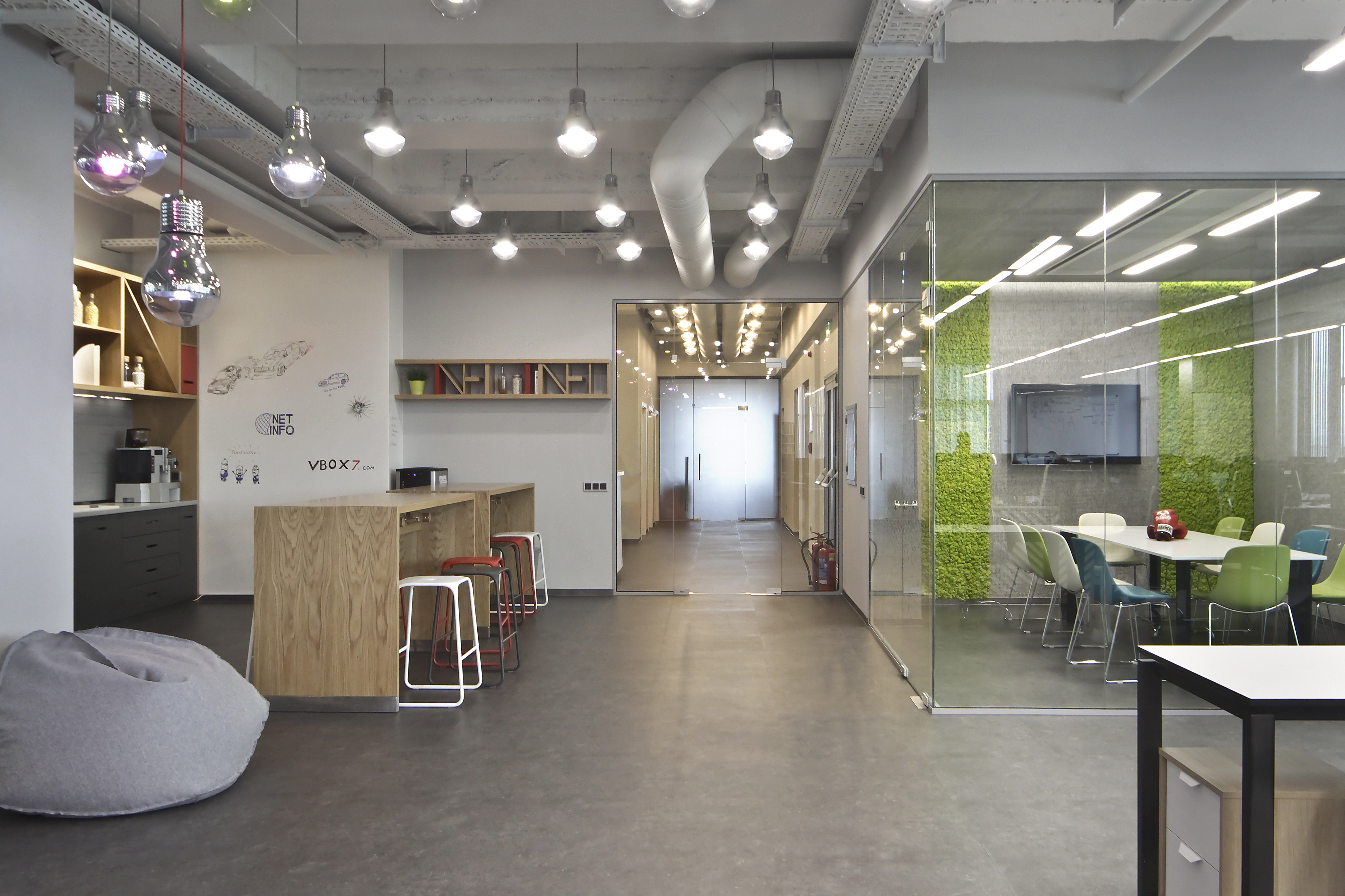 现代科技融入的灰色空间-9