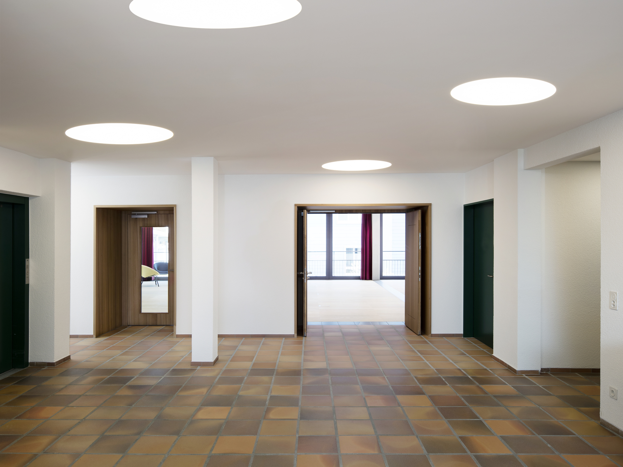 瑞士养老院扩建项目融入社区，呈现温馨室内空间-15