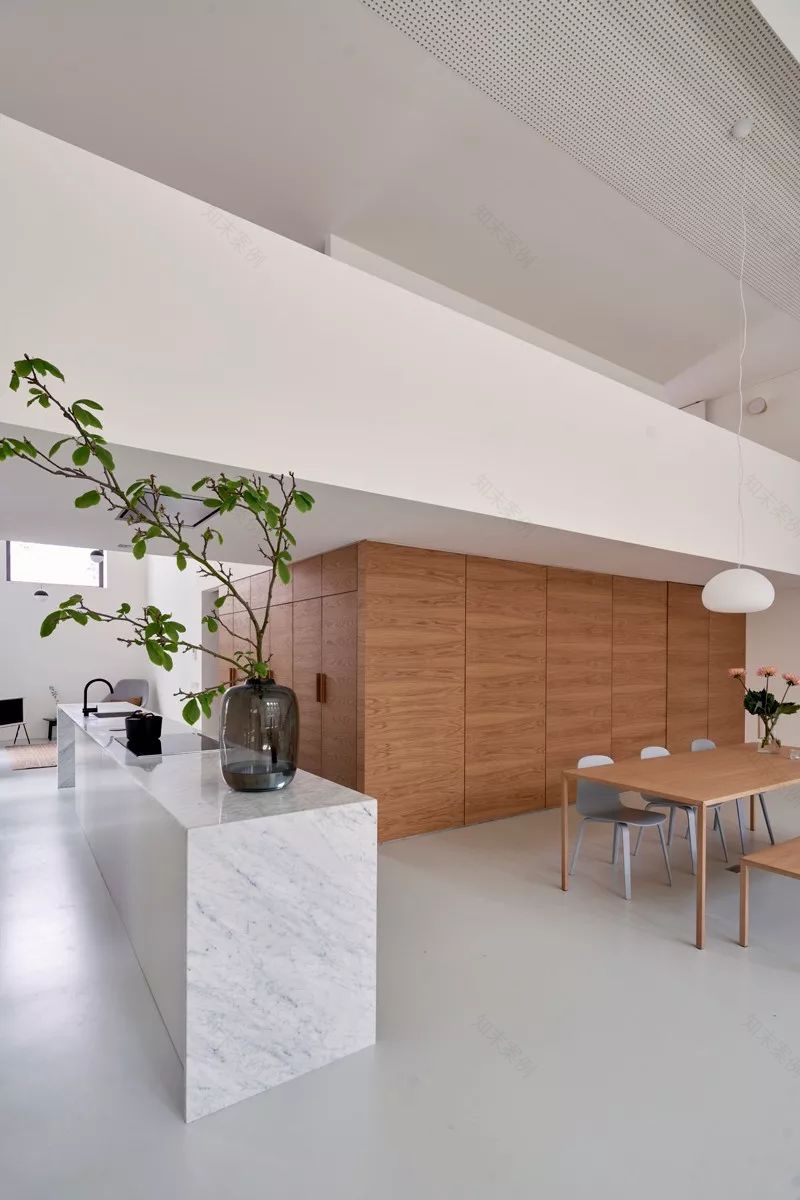 悬浮楼梯+吸引天花,给人最纯净感受的 LOFT 设计-28