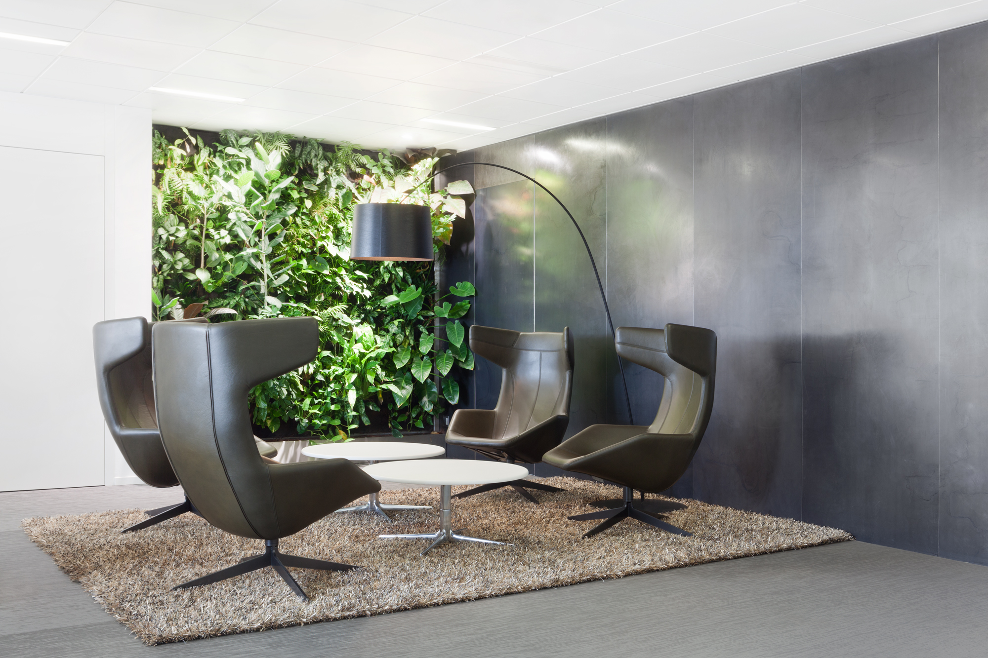 布拉格 KKCG 建筑室内设计 | 垂直花园与自然材料的融合-14