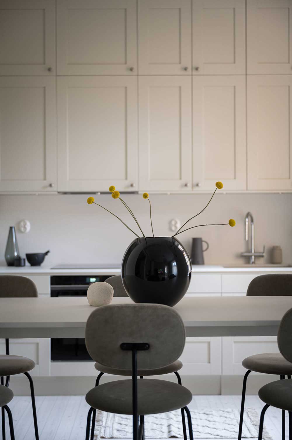 平静与宁静:斯德哥尔摩精致的单色公寓-9