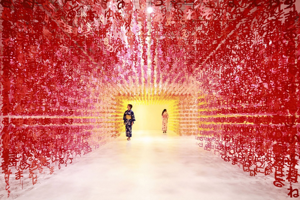 彩纸映衬下的“语言的世界”可尔必思 100 周年装置艺术展-10