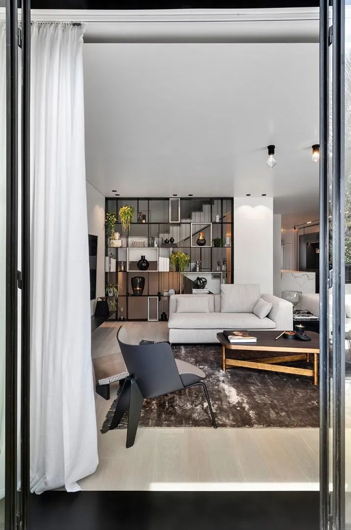 Aviram Kushmirski 打造轻奢风空间，黑白色调与实木地板的完美搭配-57