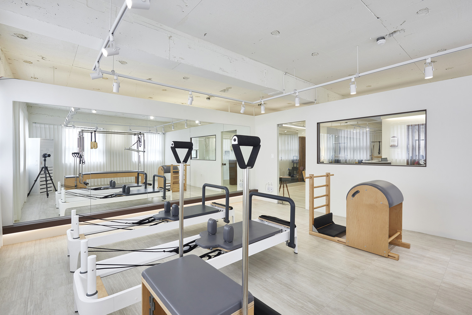 白色与木质 | 38 平米简约舒适的公寓设计-10