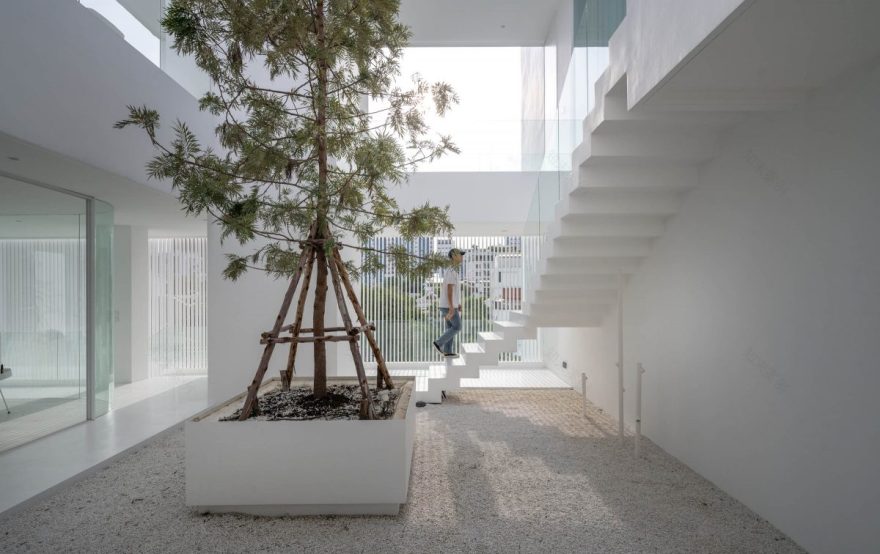 บ้านสีขาว โฮมสตูดิโอที่ผสานพื้นที่อยู่อาศัยในบ้านหลากฟังก์ชัน-7