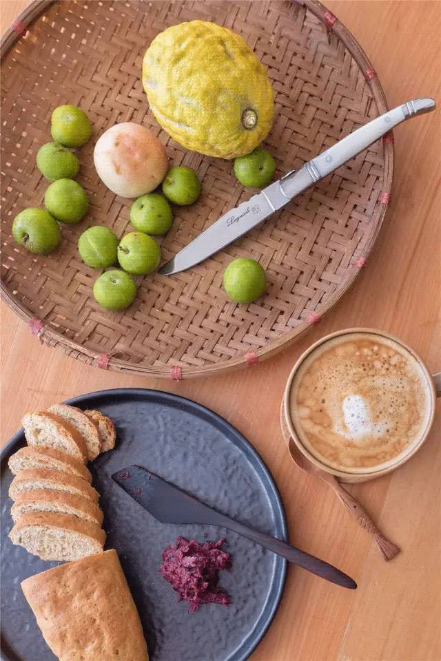 买不起房，小夫妻把牛棚改造成家，竟成300㎡大别墅还有150㎡花园菜地......-138