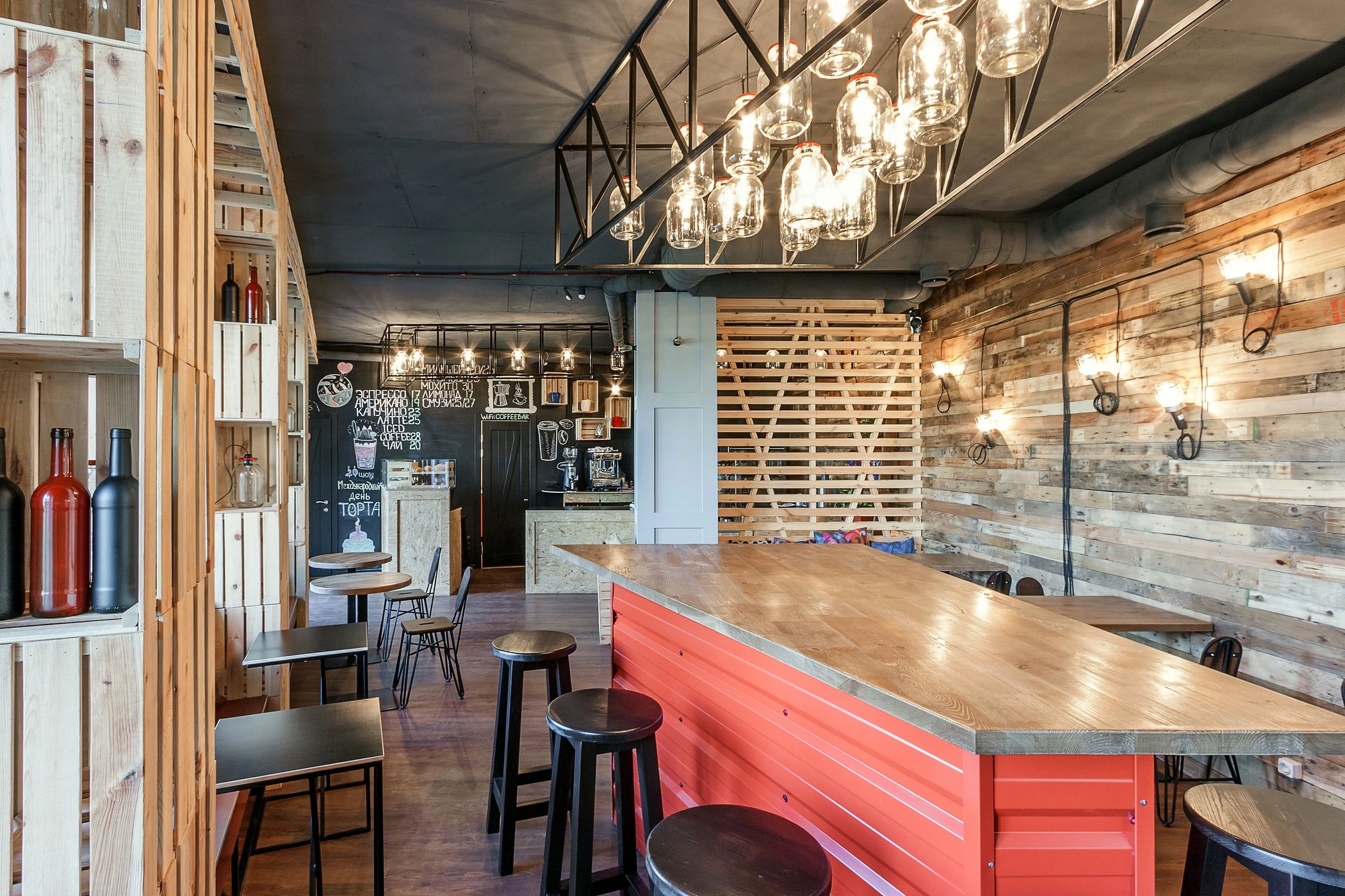 乌克兰 PENKA 咖啡吧 | 木质温馨空间与创意金属灯饰的完美结合-30