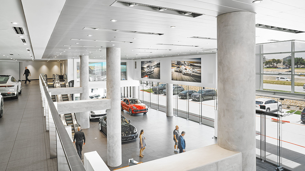 创新 Porsche 经销商 | 多层建筑展示奢华汽车品牌精神-5