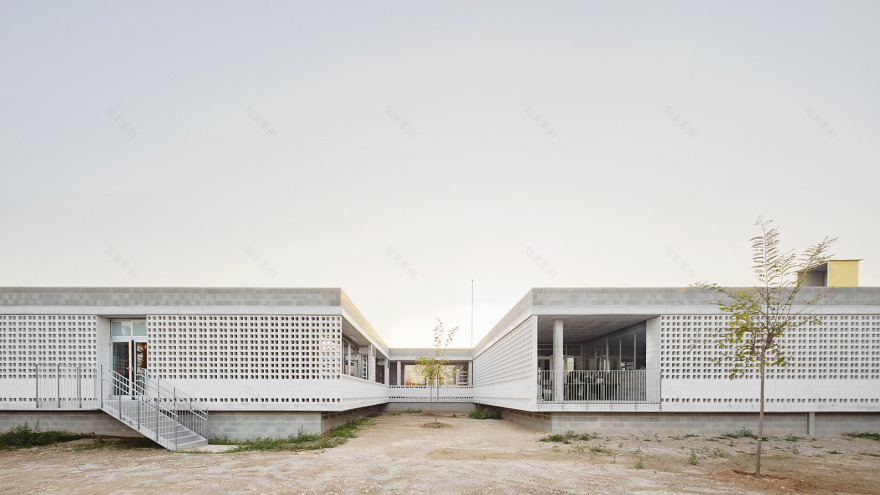 西班牙小镇教学楼设计 / AIXOPLUC-3