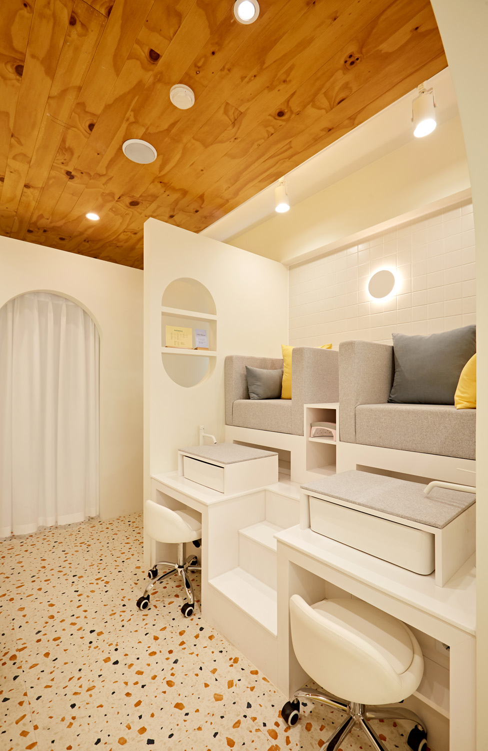 13 平白色与木质小空间的巧妙设计-13