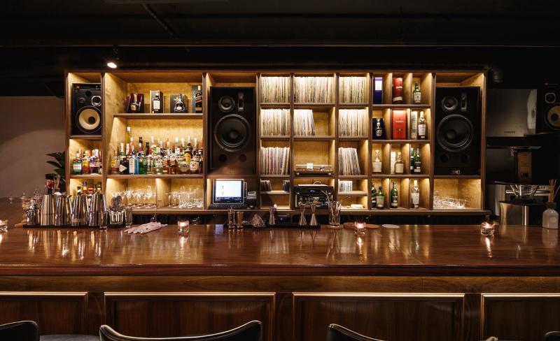 照明点缀的十平米温馨小酒吧设计-5