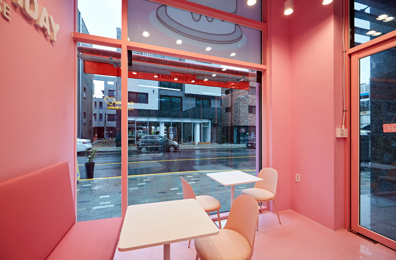 粉色碰撞的极致魅力 | 10 平米厨房的创意设计-9