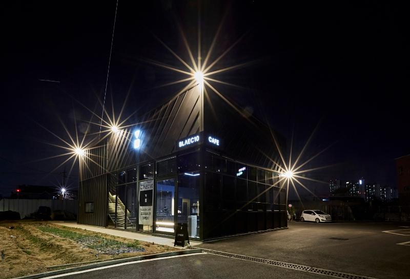 点亮 45 平咖啡店的黑色空间-21